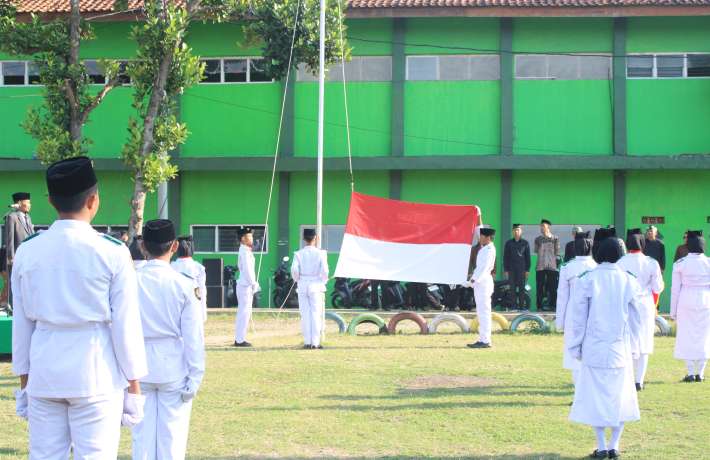 SMK Diponegoro Lebaksiu Gelar Upacara 17 Agustus 2025: Guru dan Staf TU Tampil Berbusana Adat
